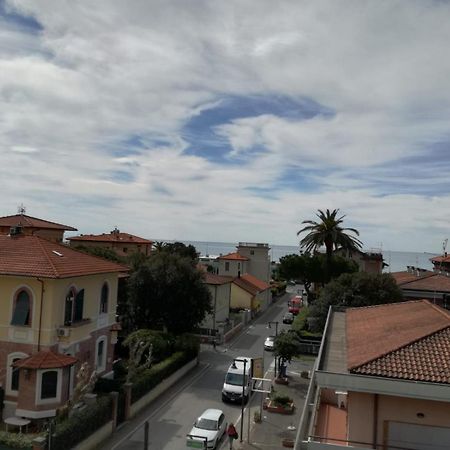Hotel Giulia Marina di Massa Bagian luar foto