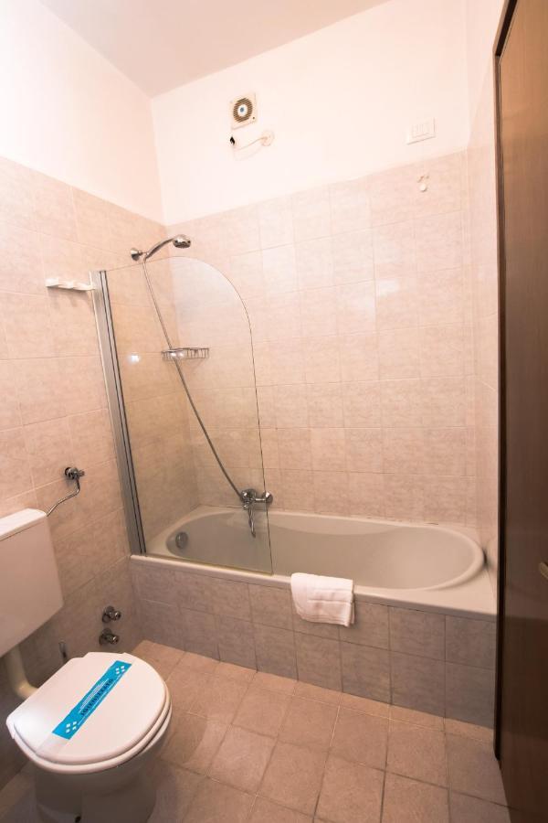 Hotel Giulia Marina di Massa Bagian luar foto