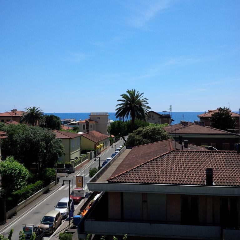 Hotel Giulia Marina di Massa Bagian luar foto
