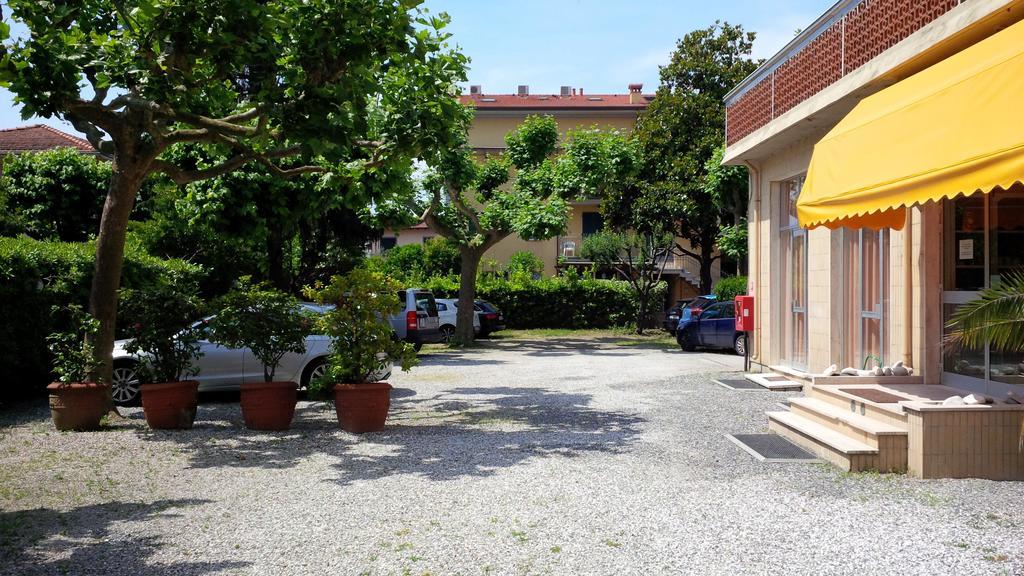 Hotel Giulia Marina di Massa Bagian luar foto