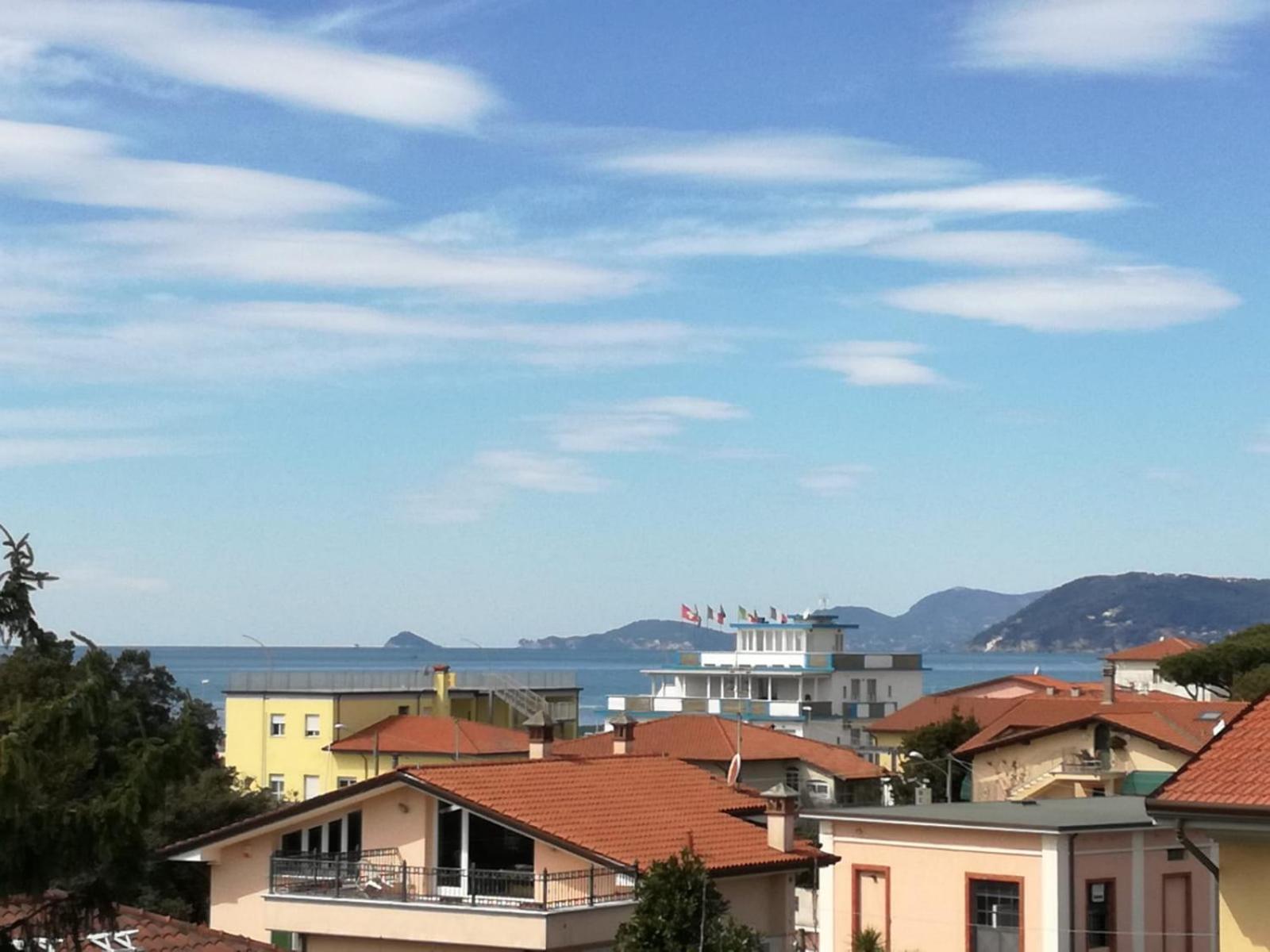 Hotel Giulia Marina di Massa Bagian luar foto