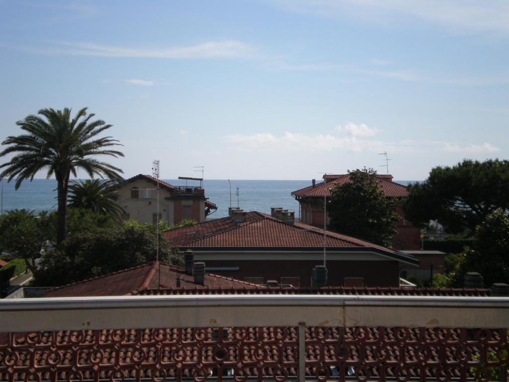 Hotel Giulia Marina di Massa Bagian luar foto