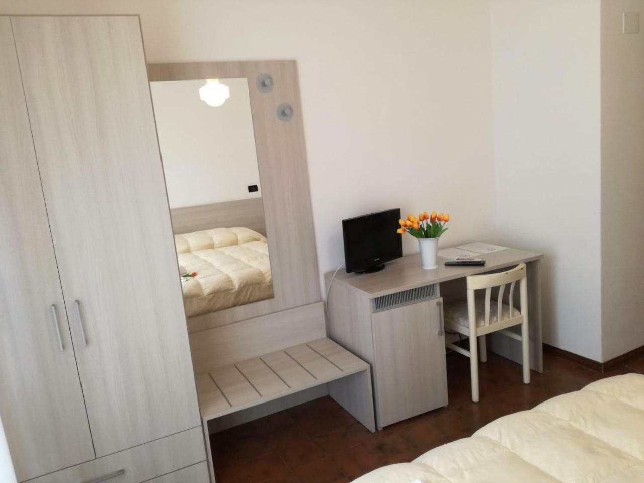 Hotel Giulia Marina di Massa Bagian luar foto